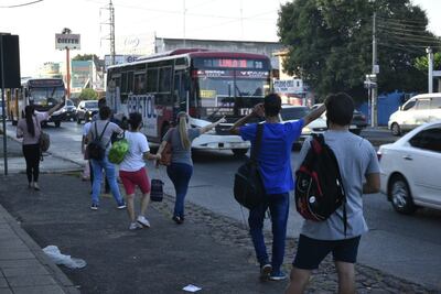 Pasajeros esperan colectivos en una mañana de reguladas de empresarios del transporte público.