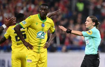 Stephanie Frappart (d) dirigiéndose al jugador Molla Wague, del Nantes, en un partido de la Liga francesa. )