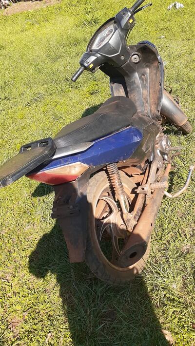 Una vetusta motocicleta utilizaron los delincuentes para perpetrar el asalto.