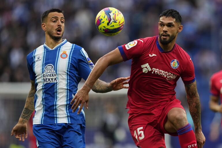 CORNELLÁ DE LLOBREGAT (BARCELONA), 30/04/2023.- El delantero del Espanyol Joselu Mato (i) disputa el balón con el defensa del Getafe Omar Alderete (d) durante el partido de Liga de Primera División correspondiente a la jornada 32 que disputan Espanyol y Getafe en el RCDE Stadium. EFE/Alejandro García