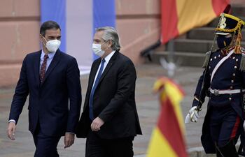 El Jefe de Gobierno de España, Pedro Sánchez y el presidente de Argentina, Alberto Fernández abogaron este miércoles para que se liberalicen las patentes de las vacunas contra la covid-19.