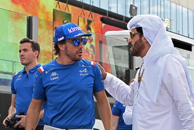 Fernando Alonso, que ayer rodó con Aston Martin, conversa con Mohammed Ben Sulayem (FIA).