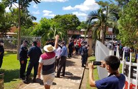 Seguidores del intendente preso Francisco Chávez se apoderaron de la sede municipal.