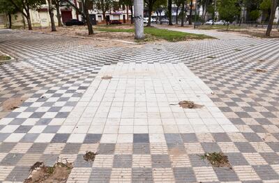 Pisos destrozados en la Plaza de Armas, tras la salida de damnificados que ya fue hace un año. Se hicieron pobres arreglos, y el lugar luce así. No se respetó el diseño de las baldosas.