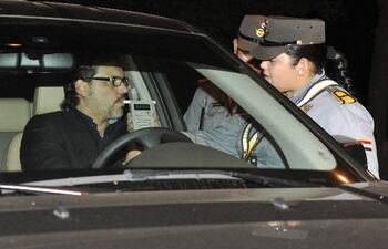 palo-rubin-se-somete-al-alcotest-dentro-de-su-vehiculo-la-prueba-arrojo-resultado-positivo-y-tuvo-que-ser-multado--193643000000-442798.jpg