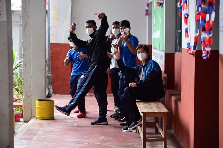 Un grupo de alumnos saluda y se divierte durante una pausa del desarrollo de clases. 