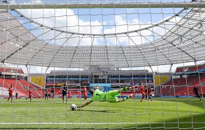 Pese al esfuerzo, Lukas Hradecky no puede evitar la anotación de Leon Goretzka, del Bayern.