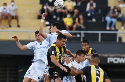 Danzarines y Surinegros, se enfrentan en el estadio Luis Alfonso Giagni.