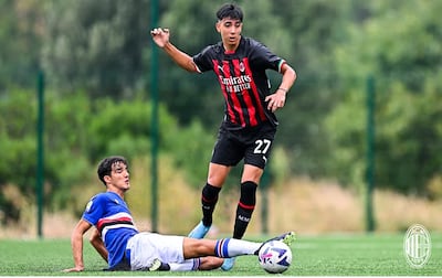 Hugo Cuenca (d) disputando el balón con un jugador de la Sampdoria.