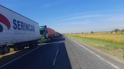 Camioneros paraguayos están varados en Clorinda.