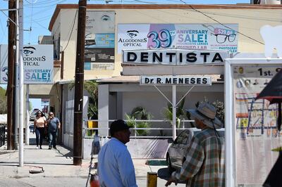 El pueblo mexicano Los Algodones recibe a diario a miles de extranjeros que no buscan playas ni resorts en esa diminuta localidad de la frontera con Estados Unidos. Aquí la atracción turística son los dentistas.