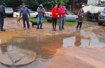 Cloaca de la Essap riega las calles de Coronel Oviedo.