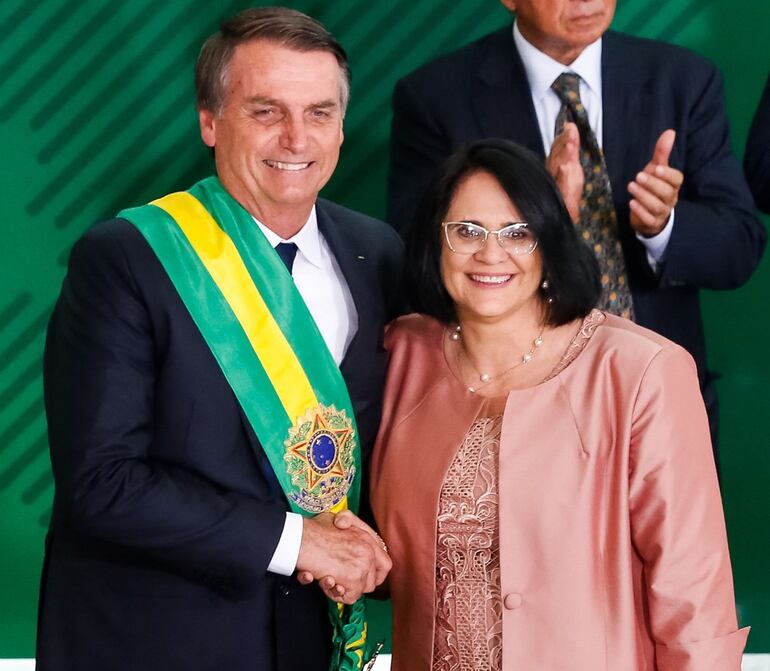 El presidente brasileño Jair Bolsonaro y la exministra de la Familia y los Derechos Humanos, Damares Alves.