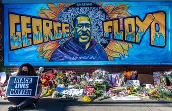Flores, carteles y globos junto a un mural en memoria de George Floyd pintado cerca del sitio donde fue asesinado por la policía George Floy de Minneapolis.