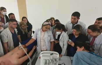 El área de internados de clínica médica del Hospital General de Luque es el primero, en el sector público, en implementar el uso de ultrasonido (ecográfo) como estrategia de cuidado a la cabecera del enfermo.