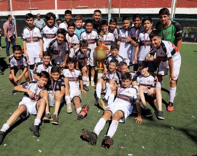 Celebración de los chicos Sub 12 del Olimpia luego de la consagración en el estadio Fortín de Tacumbú.