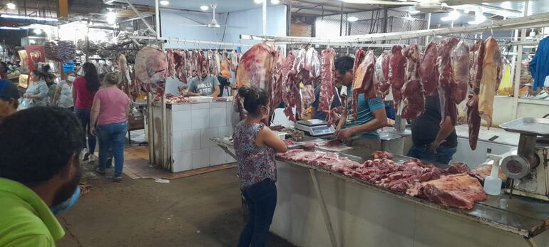 Los vendedores siguen aguardando a las personas que deseen adquirir los productos para la "ultima cena".