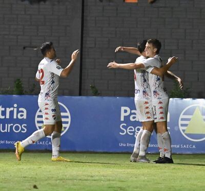 Jugadores de Nacional celebran el segundo tanto ante General Caballero, por obra de Juan Alfaro.