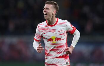 Dani Olmo marcó ayer un gol para Leipzig, que ganó y trepó al cuarto lugar de la tabla.