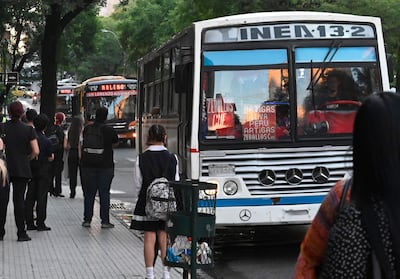 Con la regulada de buses continúa el suplicio de los trabajadores que todos los días deben soportar largas esperas y viajar en buses llenos más allá de sus capacidades para llegar a sus lugares de trabajo.