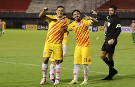 Los goleadores en la clasificación de ayer de General Caballero, el capitán José Manuel Vera (derecha), este anotó un tanto y Cristian David Paredes, quien contribuyó con un doblete. (Foto: APF)