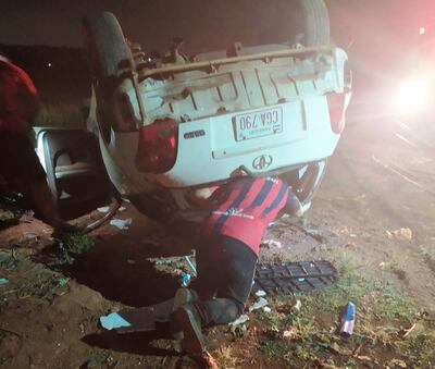 Dos ocupantes del automóvil perdieron la vida a raíz del aparatoso vuelco.