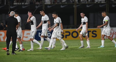 La imagen vale más que mil palabras. El retiro de los franjeados del campo de juego cabizbajos, al cabo del primer tiempo. El Decano estuvo perdido en el Bosque de Para Uno.