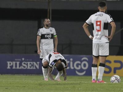 William Mendieta, agachado, expresa el malestar por el gol de Guaraní en el clásico más añejo.