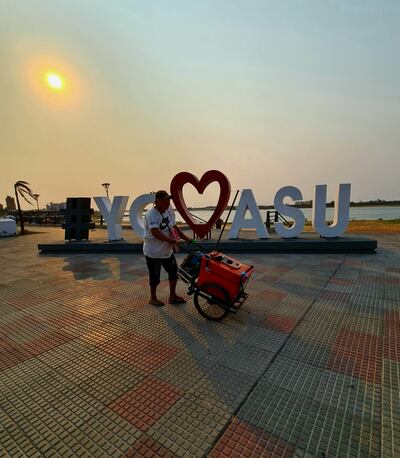 Un vendedor de helados recorre este sábado la zona de la Bahía de Asunción (foto ilustrativa).