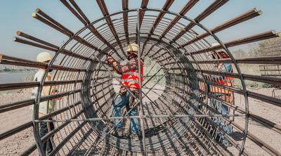 Enormes estructuras se están preparando para los pilotes de los viaductos que se construirán, para el acceso al puente.
