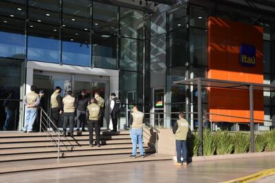 Agentes de la Policía y funcionarios municipales procedieron a cerrar el local de un conocido banco.
