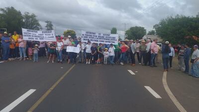Pobladores de la compañía San Luis del distrito de San José de los Arroyos durante el cierre de la ruta PY02 en el km 110.