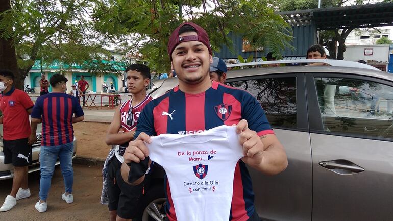 Los hinchas de Cerro Porteño sobre la Avenida Quinta de Barrio Obrero aguardando el superclásico.