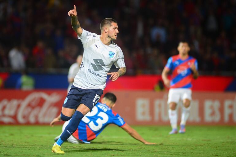 El argentino Patricio Rodríguez, atacante de Bolívar, celebra un gol ante Cerro Porteño por la fase de grupos de la Copa Libertadores en el estadio General Pablo Rojas, en Asunción, Paraguay.
