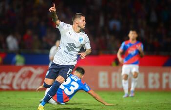 Patricio Rodríguez, de equipo de Bolívar, celebra su gol en un partido ante Cerro Porteño.