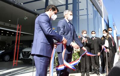 Didier Arias, CEO del Grupo Garden, y el presidente de la República, Mario Abdo Benítez, en la inauguración del nuevo taller posventa de la empresa automotriz.