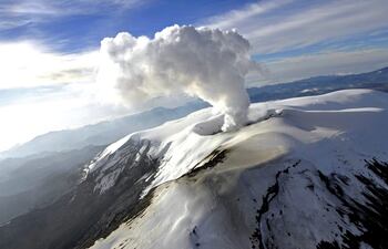 Pendiente de unas antenas de televisión, Fernando Arias es una de las personas que vive más cerca del cráter en plena efervescencia. Como él unos pocos trabajadores solitarios y arriesgados vigilan el volcán Nevado del Ruiz de Colombia, en alerta por una posible erupción devastadora.
