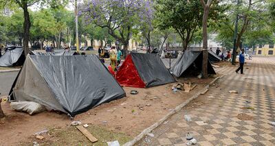 Más de 300 indígenas, entre adultos y niños, se encuentran ocupando la Plaza de Armas, frente al Congreso.