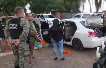 Revisión de un vehículo en la zona del Congreso Nacional.