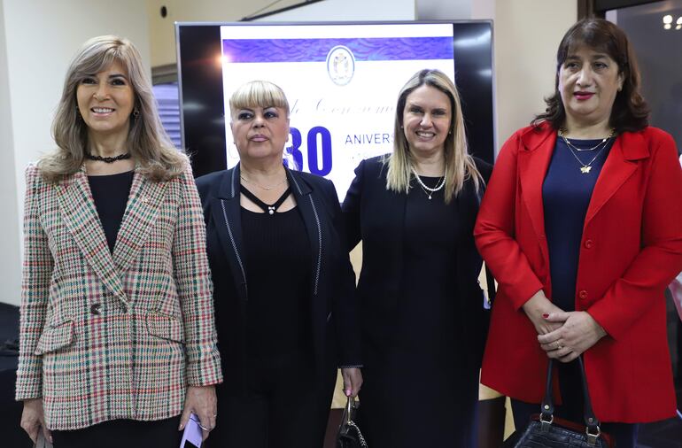 Julia Cardozo, Marita de Naumann, diputada Rocío Vallejo y Gloria Paredes.