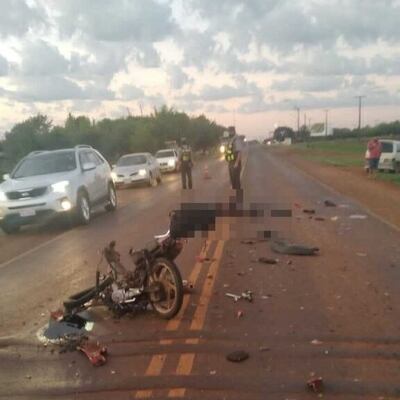 La víctima quedó tendida sobre el pavimento, mientras que su motocicleta totalmente destruida.