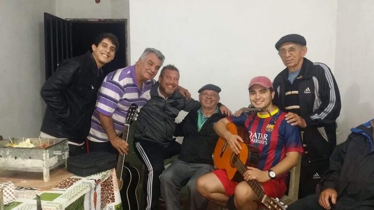 Manuel "Nolo" Molinas, cantautor aficionado y autodidacta quien falleció el viernes último tras grabar un video en el que dedica una canción a los futuros gobernantes, junto a dos de sus hijos y sus amigos.