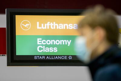 En la pandemia solo se ingresa en los aviones con mascarilla.