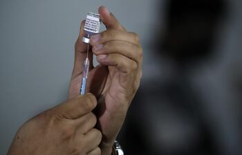 Una enfermera prepara una dosis de la vacuna de Pfizer contra el Covid-19.