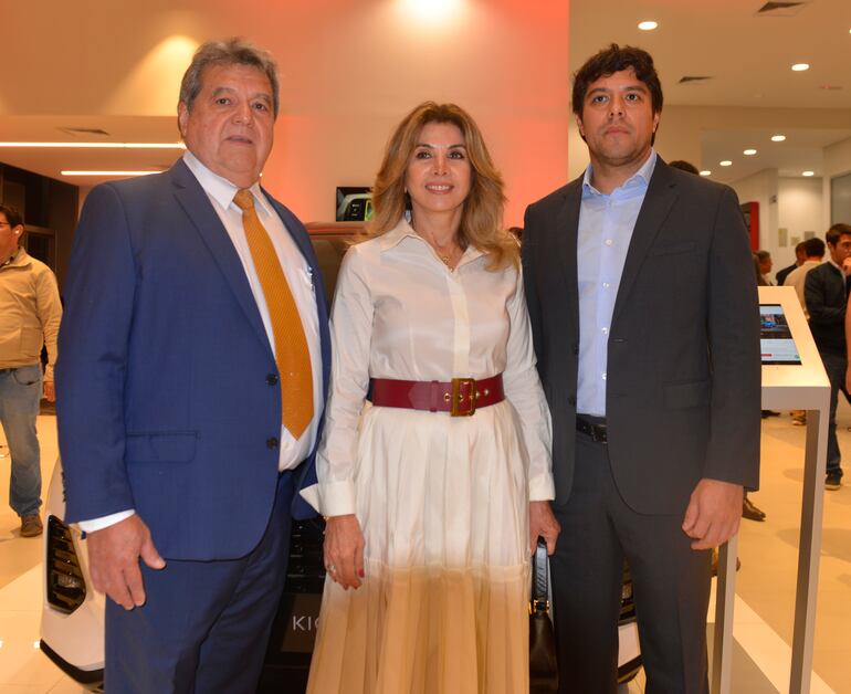 Nufro Arias, Malena Quiñonez y Didier Arias, en Ciudad del Este.
