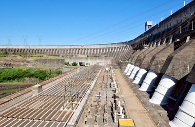 El material gráfico exhibe los tubos o conductores forzados a través de los cuales cae el agua desde la altura del embalse sobre los rotores de las turbinas.