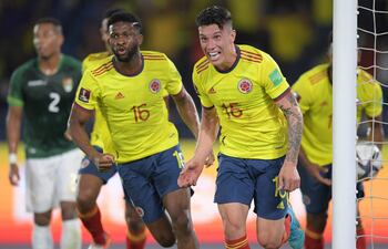 Matheus Uribe (d) celebra junto a Jefferson Lerma su gol, el tercero para Colombia en la victoria 3-0 sobre Bolivia,
