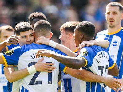 Julio Enciso (i), delantero del Brighton, celebra con los jugadores uno de los tantos contra Wolverhampton por la jornada 34 de la Premier League.