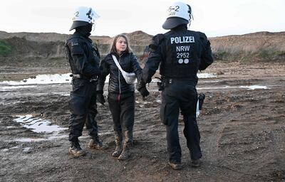 Policías retienen a la activista ambiental Greta Thunberg, el martes en Alemania.