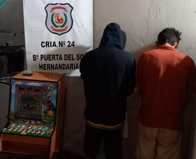 Tras la detención de los sindicados se pudo recuperar la máquina tragamonedas.